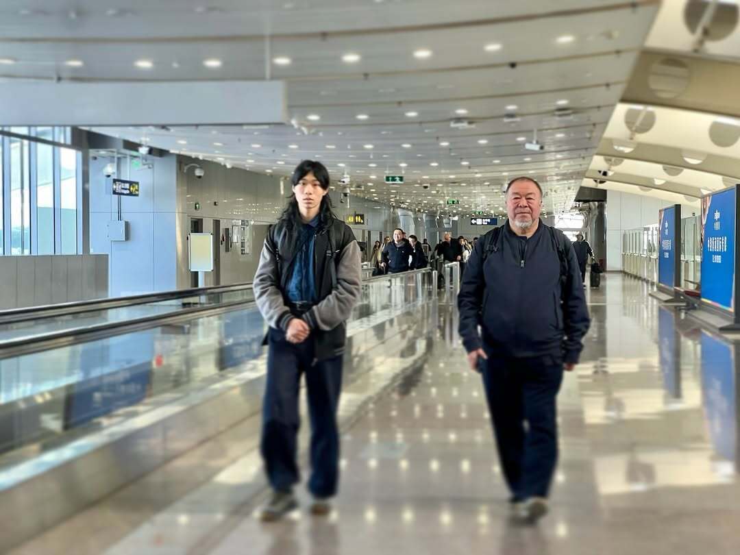 Художник Ай Вэйвэй из Китая, который жил в изгнании и был на фронте в Украине, впервые за 10 лет вернулся домой