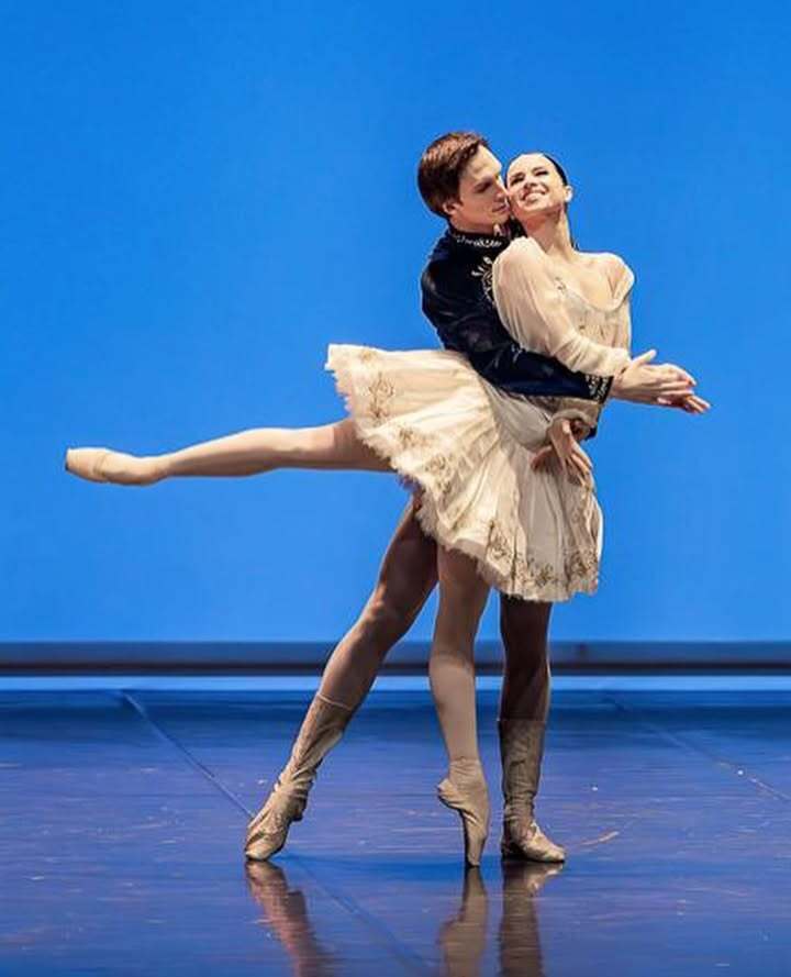 "Тут правда проста і жорстка". Зірка Нацопери, у якого відібрали бронь за виступи в Європі з "Лебединим озером", прокоментував скандал