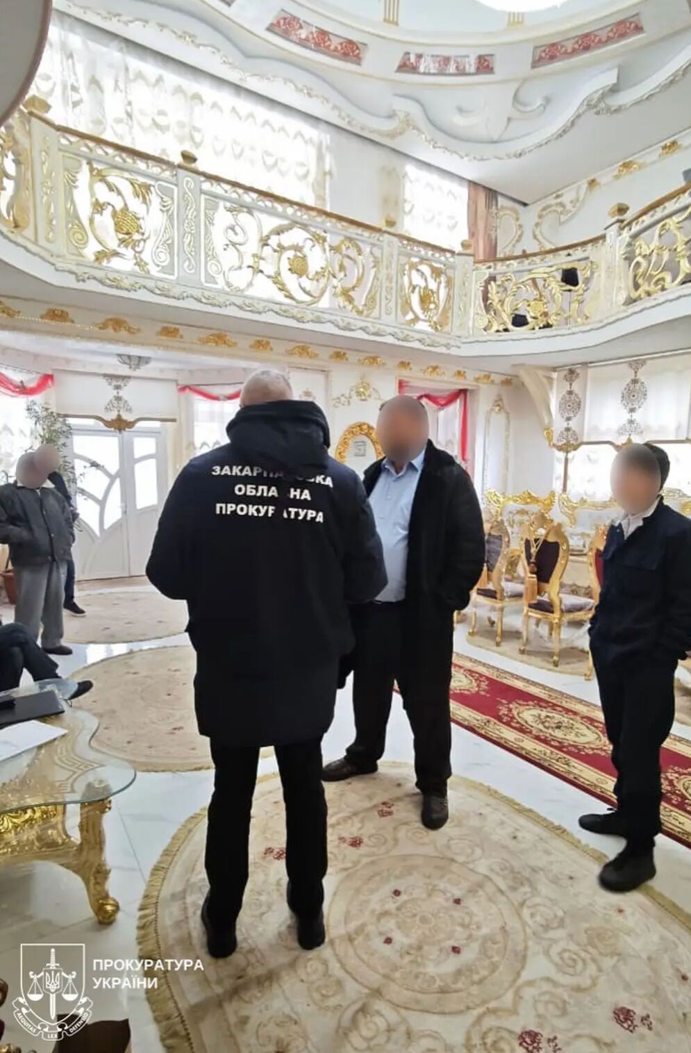 На Закарпатті викрили депутата, який приховував мільйони, живучи в "золотому" будинку. Фото