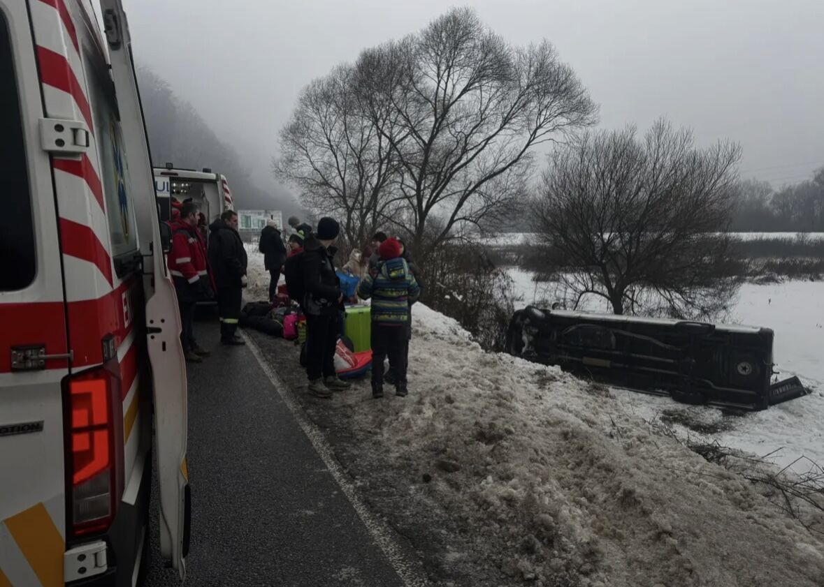 Ехали на отдых: на Закарпатье автобус с детьми слетел с дороги и перевернулся, есть пострадавшие. Фото