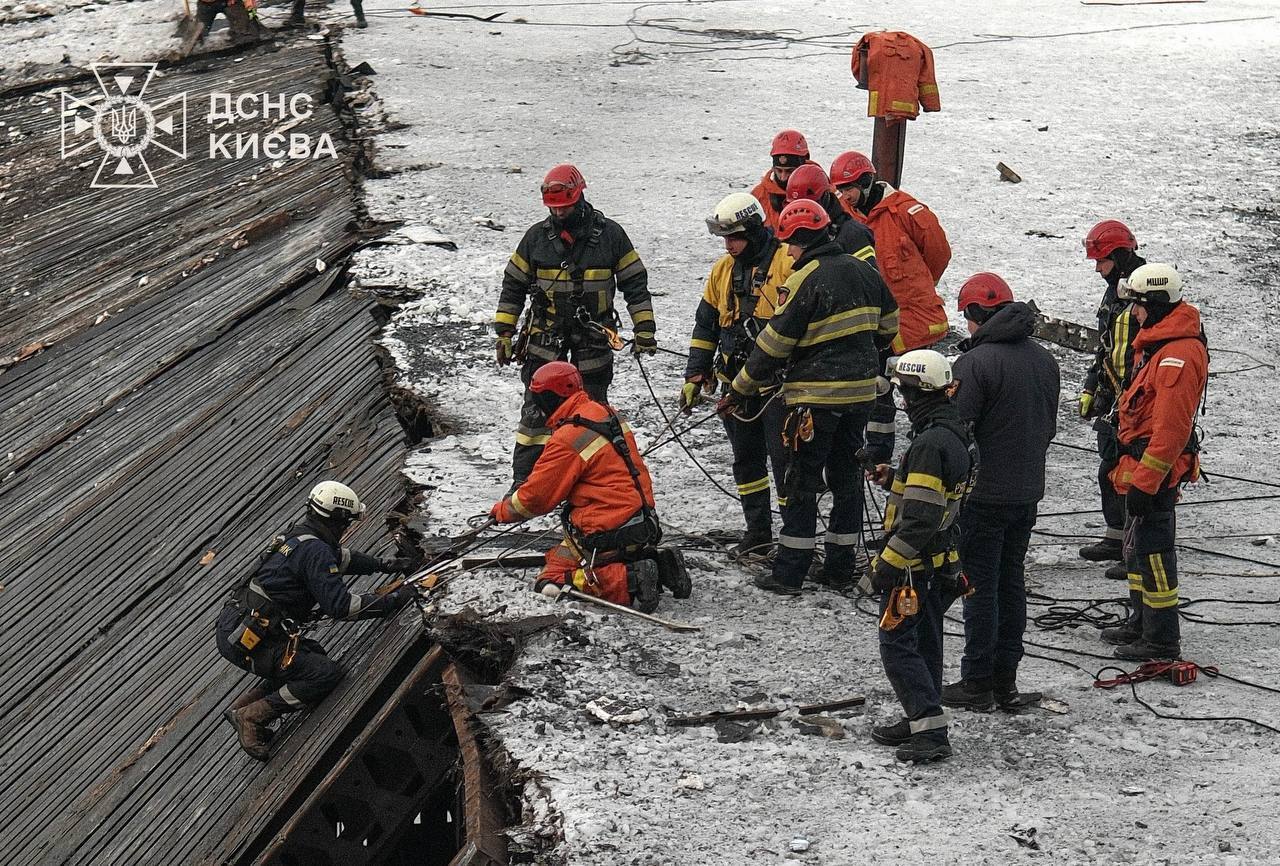 Коммунальщики и энергетики продолжают работать: Кличко сказал, сколько многоэтажек в Киеве все еще без отопления после обстрела РФ