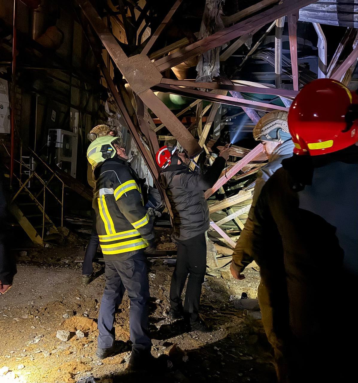 Коммунальщики и энергетики продолжают работать: Кличко сказал, сколько многоэтажек в Киеве все еще без отопления после обстрела РФ