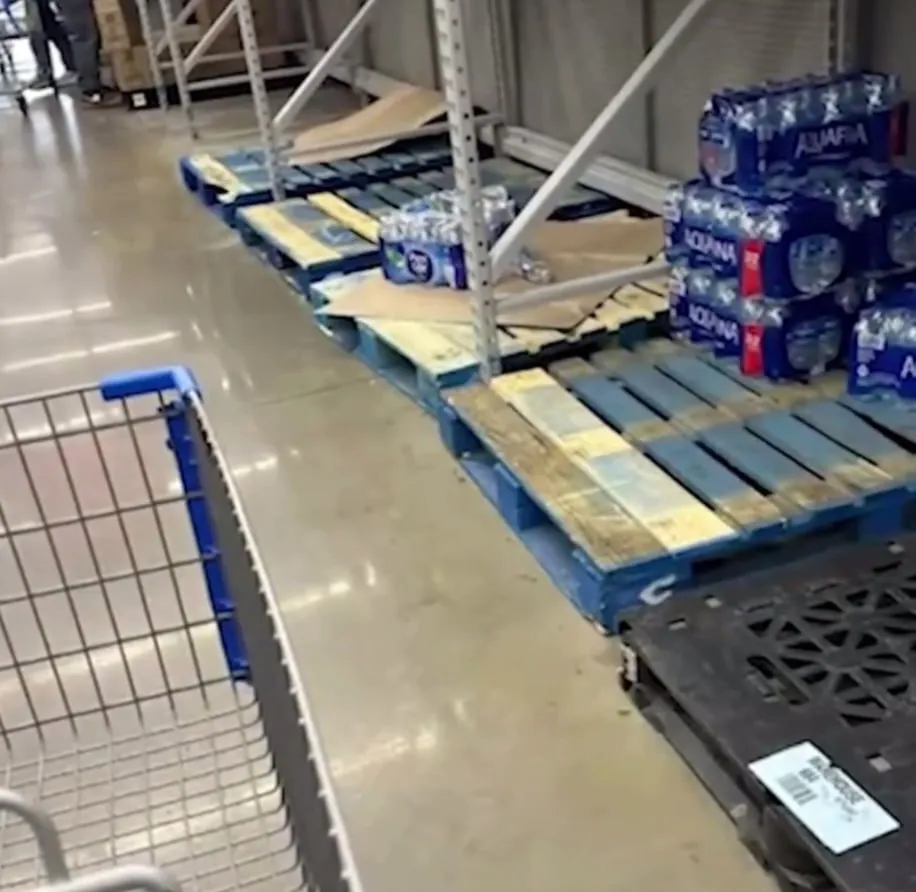 В США объявили ЧС из-за шторма века: по стране масштабные блэкауты, отменены тысячи авиарейсов. Видео