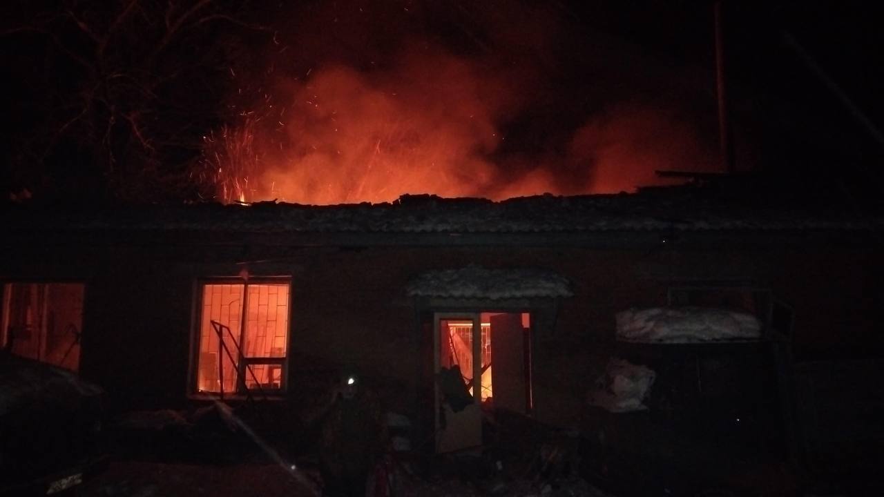 Окупанти атакували "Геранями" склади з зерном та житлові будинки на Чернігівщині, спалахнули пожежі. Фото