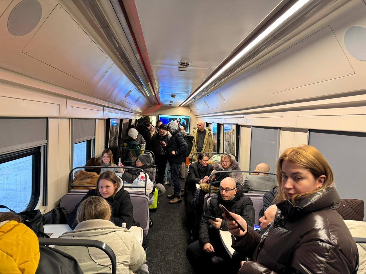 Українці очікували на рейси просто неба: "Укрзалізниця" розгорнула пункт незламності в польському Холмі. Фото