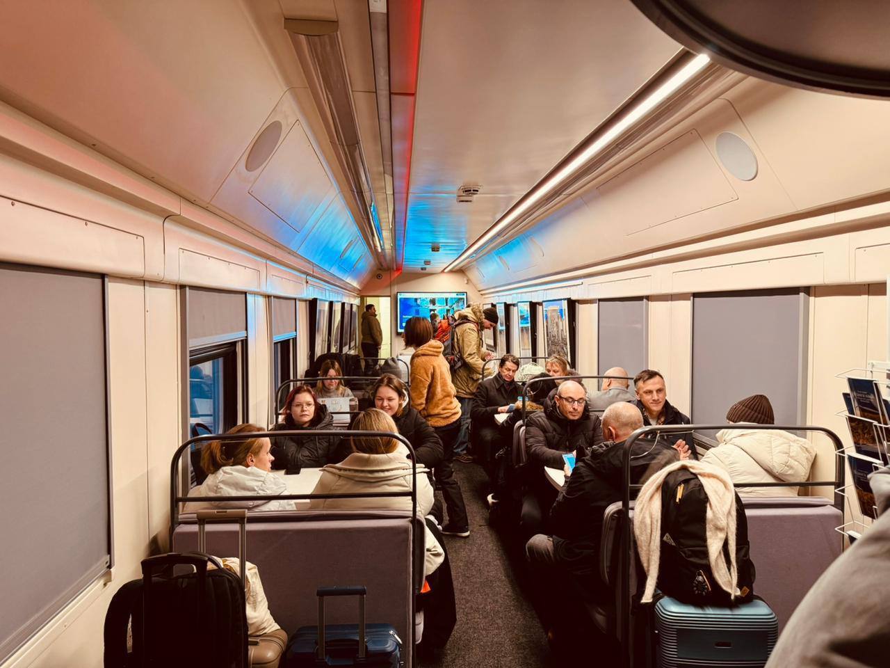 Українці очікували на рейси просто неба: "Укрзалізниця" розгорнула пункт незламності в польському Холмі. Фото