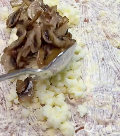 В сто раз вкуснее колбасы: сочный рулет из филе с сыром, грибами и беконом за 10 минут