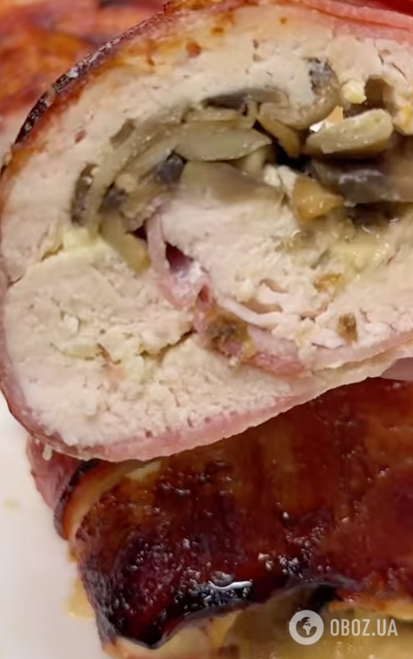 В сто раз вкуснее колбасы: сочный рулет из филе с сыром, грибами и беконом за 10 минут