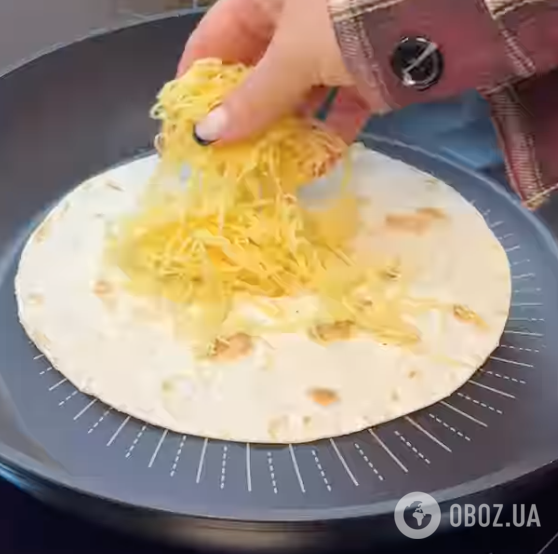 Лінива піца без тіста і на сковороді: знадобиться лаваш і 10 хвилин