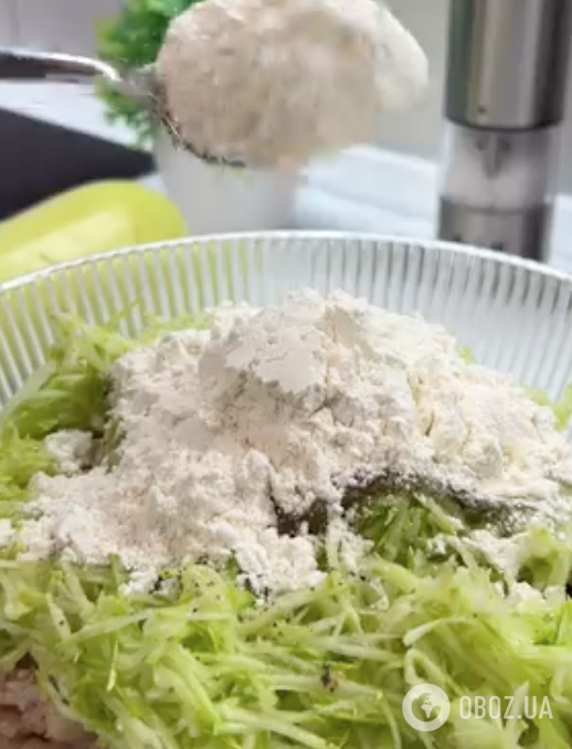 Що додати у фарш для курячих котлет, щоб вони були соковитими: знадобиться всього один інгредієнт