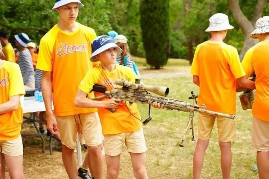 "Щасливе" дитинство в російській окупації: маленьких українців відправляють до таборів перевиховання і вчать "стукати"