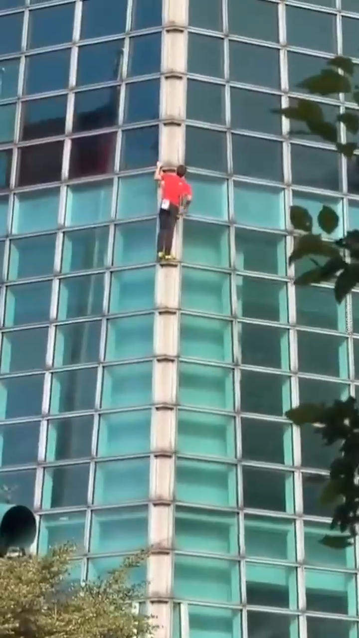 Альпініст із США без страховки заліз на 500-метровий хмарочос у Тайбеї. Відео