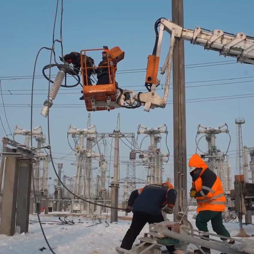 Найважча зима в історії України: Міненерго показало наслідки ударів РФ по енергетиці і незламних людей, які повертають світло. Фото та відео