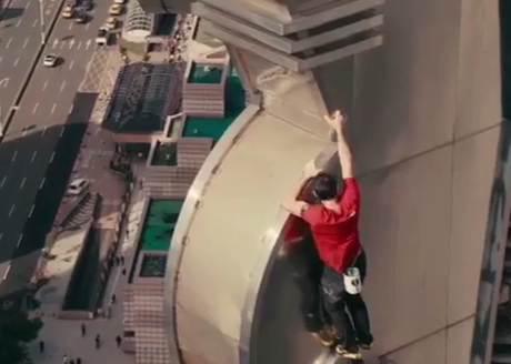 Альпініст із США без страховки заліз на 500-метровий хмарочос у Тайбеї. Відео