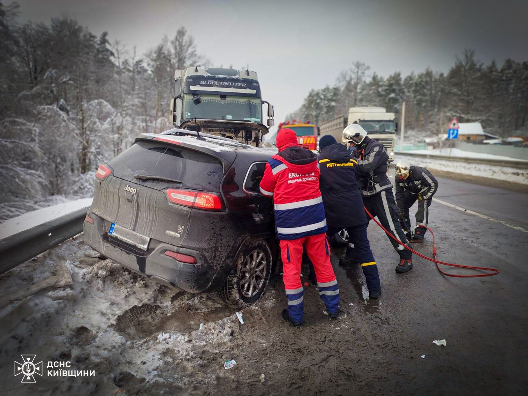 На Київщині зіткнулись вантажівка та легковик: постраждалого затисло у понівеченому авто. Фото