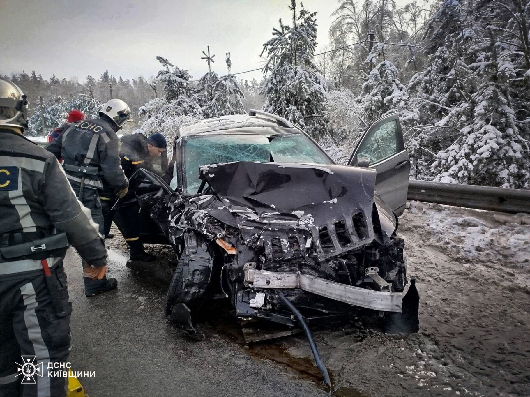 На Київщині зіткнулись вантажівка та легковик: постраждалого затисло у понівеченому авто. Фото