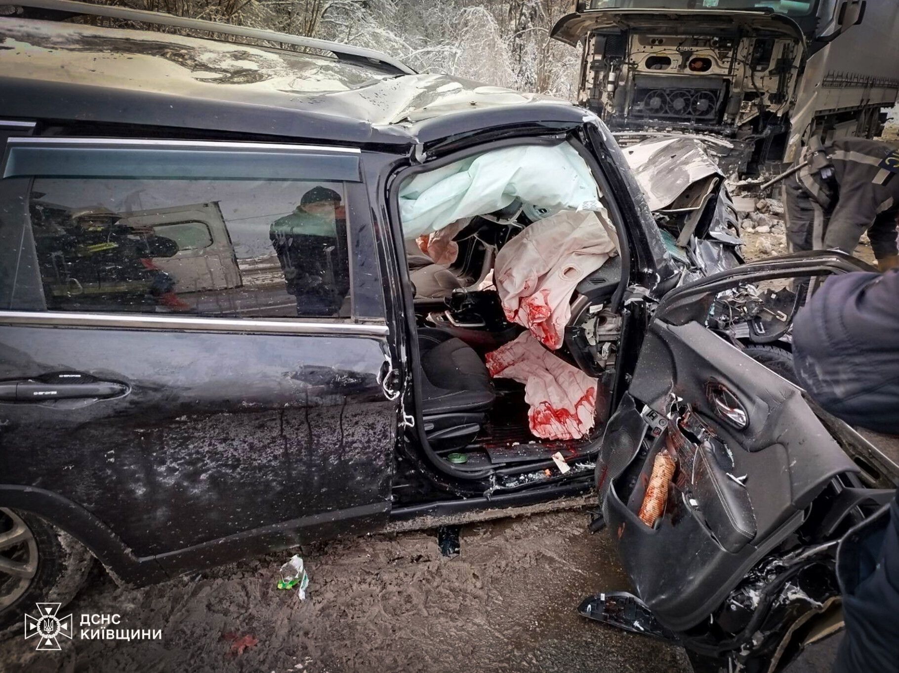 На Київщині зіткнулись вантажівка та легковик: постраждалого затисло у понівеченому авто. Фото