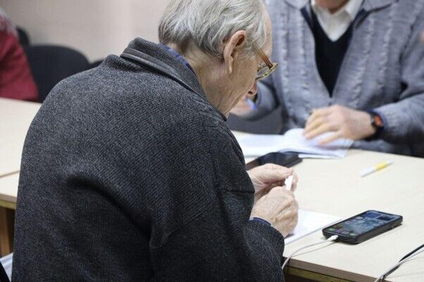У Дніпрі літні люди опановують смартфони в Університеті третього віку