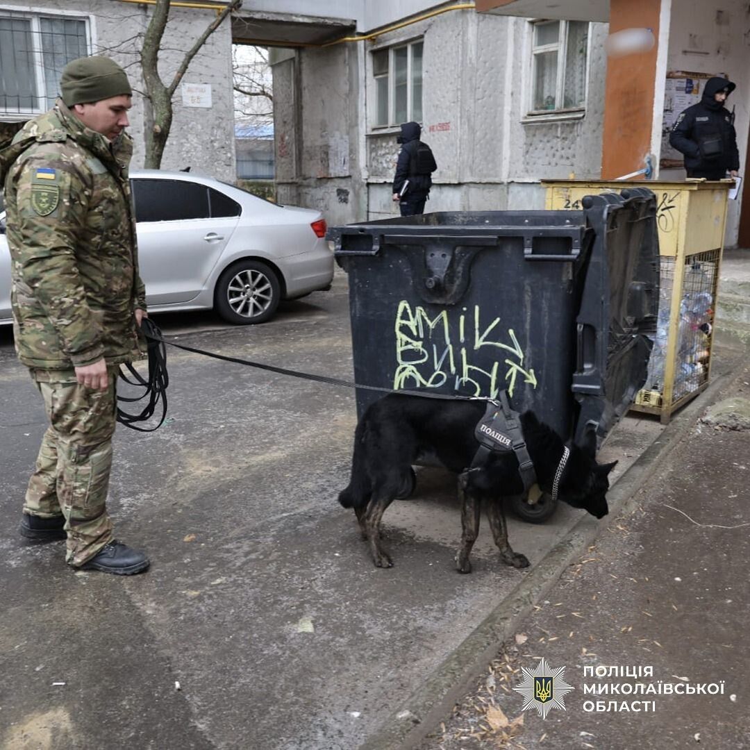 У Миколаєві у сміттєвому контейнері знайшли новонароджену дитину: поліція розшукує матір. Фото