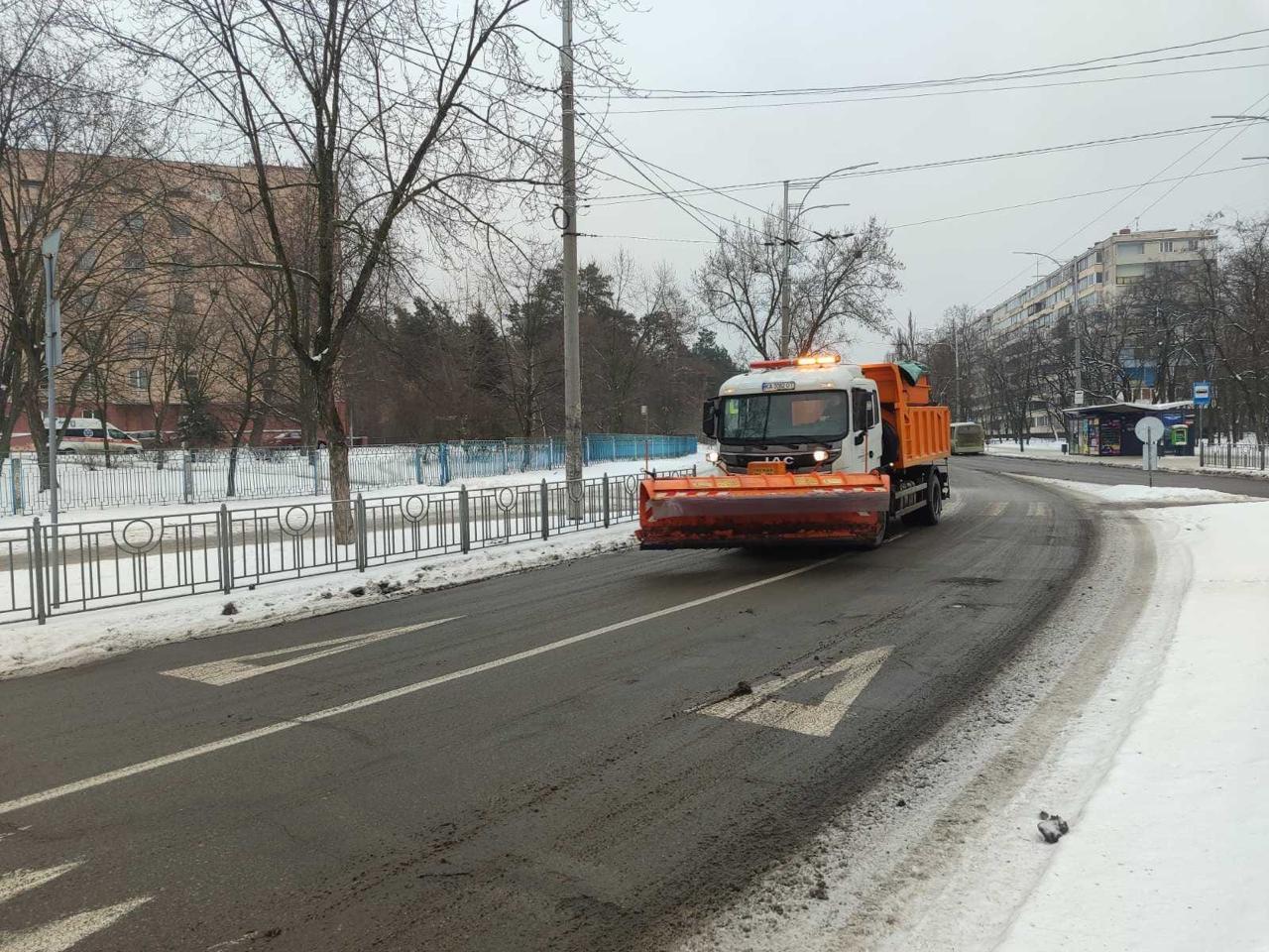В Киеве круглосуточно убирают дороги и придомовые территории: привлечено 247 единиц спецтехники и более 3 тыс. коммунальщиков