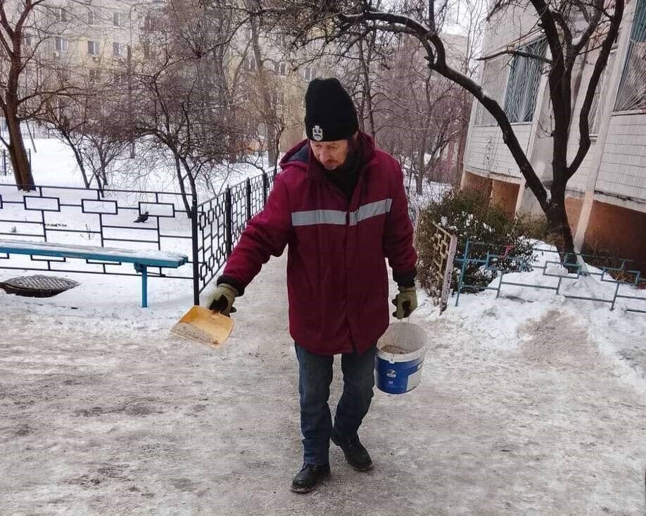 В Киеве круглосуточно убирают дороги и придомовые территории: привлечено 247 единиц спецтехники и более 3 тыс. коммунальщиков