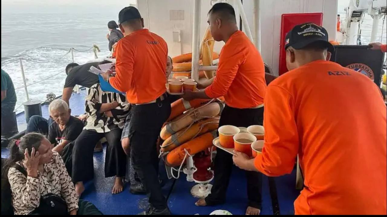 Біля Філіппін затонув пором, на борту якого були сотні людей: 15 осіб загинули. Фото і відео