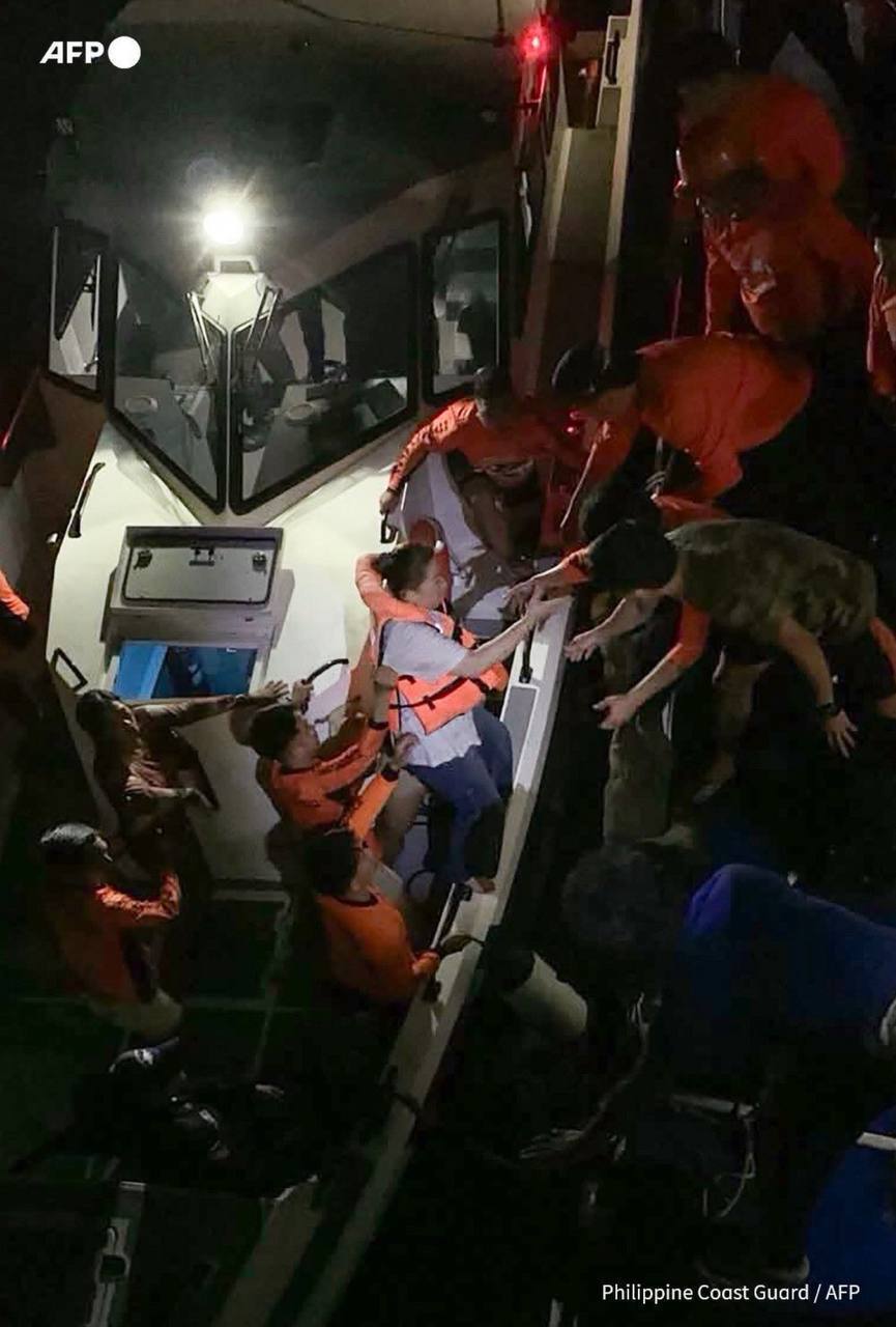 Біля Філіппін затонув пором, на борту якого були сотні людей: 15 осіб загинули. Фото і відео