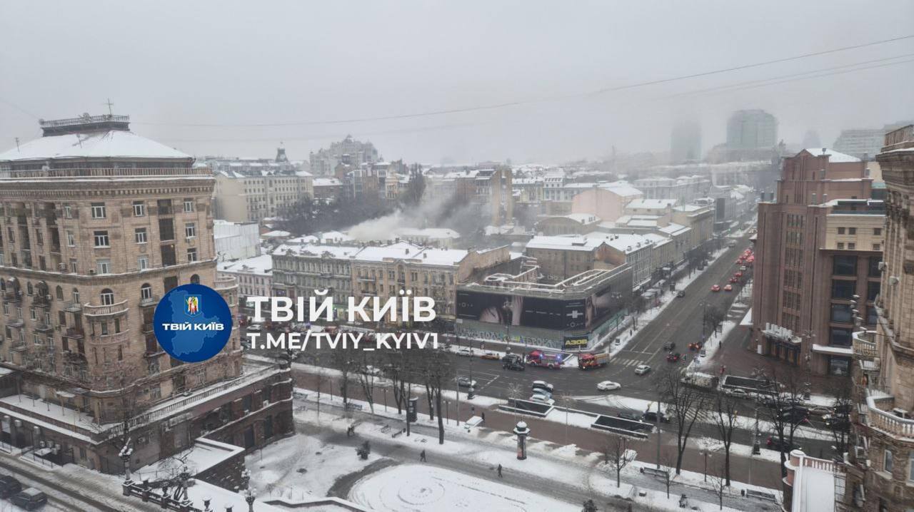 У Києві на Хрещатику сталась пожежа в офісній будівлі: спостерігається сильне задимлення. Подробиці, фото та відео