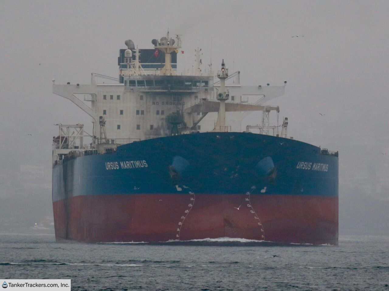 В правом борту – огромная дыра: российский танкер Ursus Maritimus заметили в Стамбуле. Фото