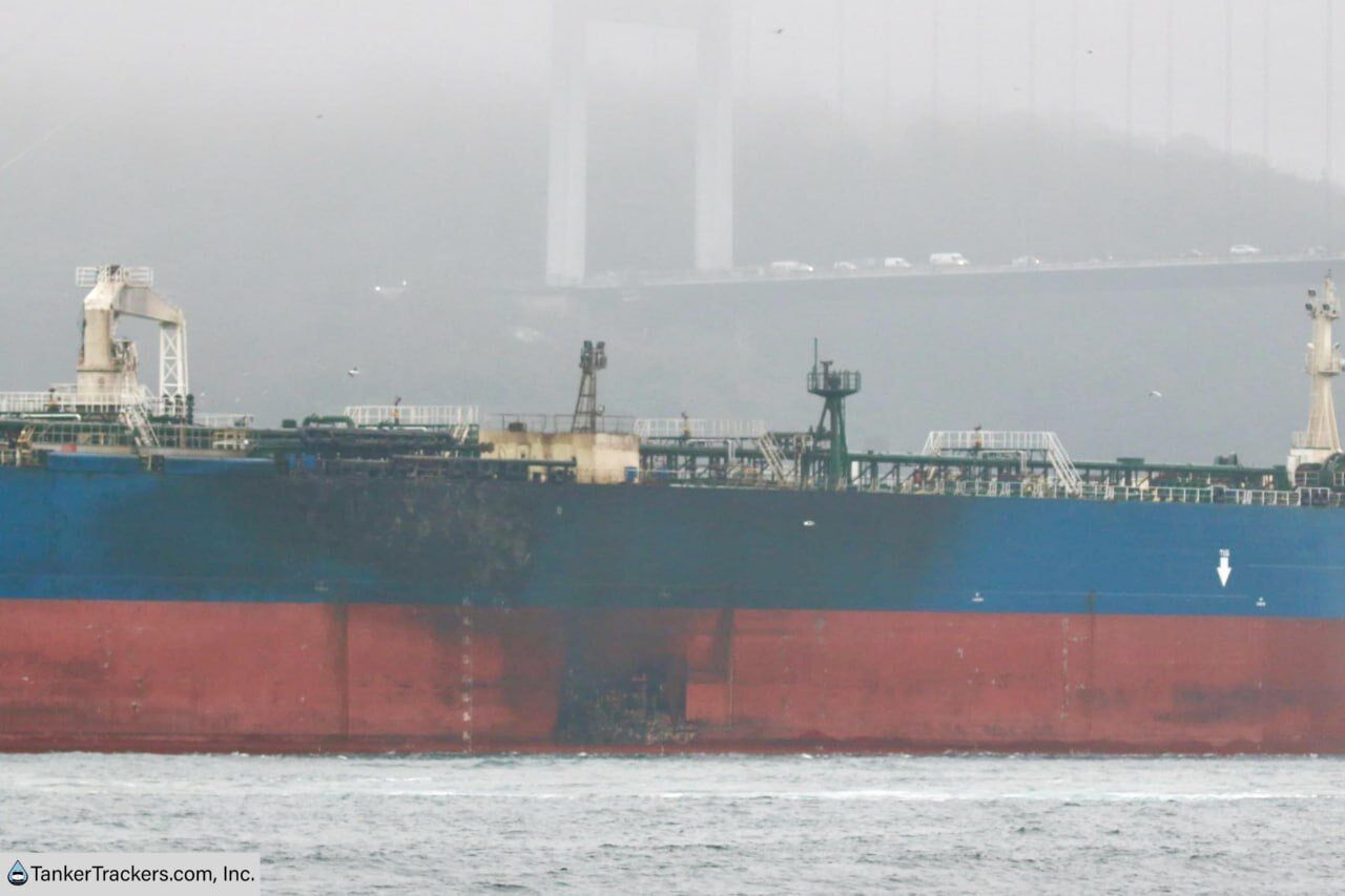 В правом борту – огромная дыра: российский танкер Ursus Maritimus заметили в Стамбуле. Фото