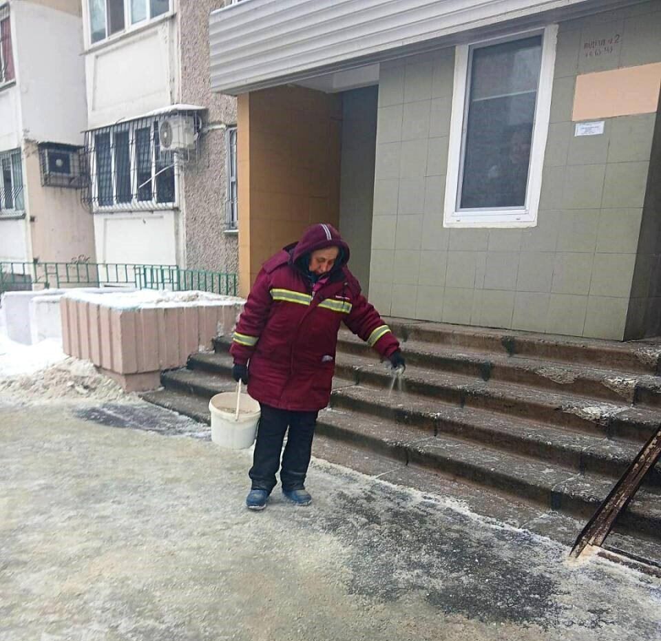 В Киеве круглосуточно убирают дороги и придомовые территории: привлечено 247 единиц спецтехники и более 3 тыс. коммунальщиков