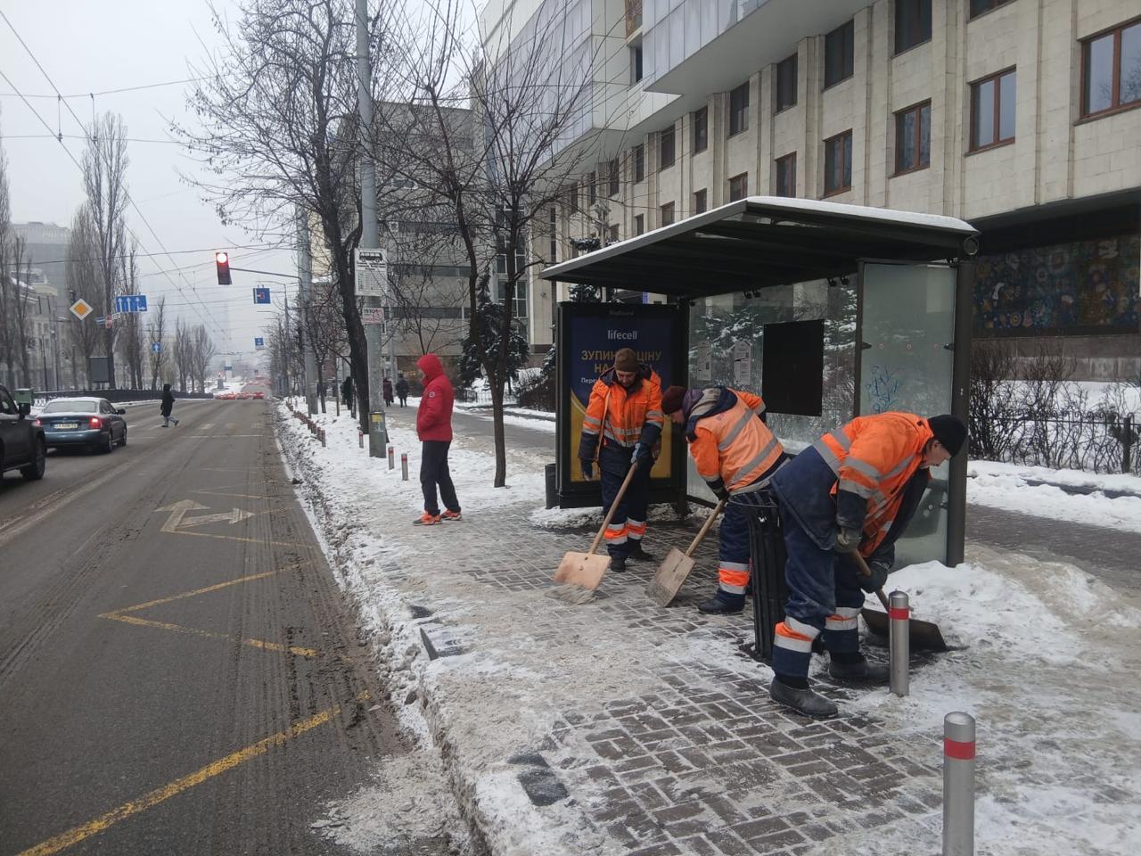 В Киеве круглосуточно убирают дороги и придомовые территории: привлечено 247 единиц спецтехники и более 3 тыс. коммунальщиков