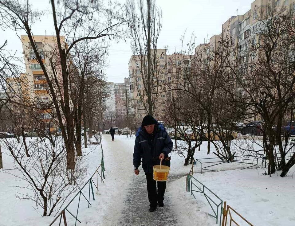 В Киеве круглосуточно убирают дороги и придомовые территории: привлечено 247 единиц спецтехники и более 3 тыс. коммунальщиков