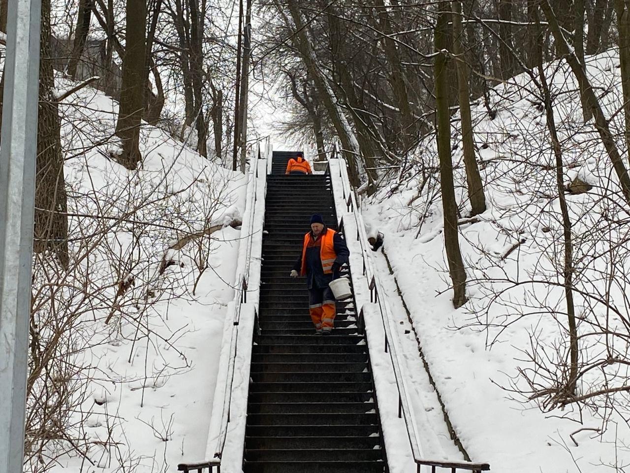 В Киеве круглосуточно убирают дороги и придомовые территории: привлечено 247 единиц спецтехники и более 3 тыс. коммунальщиков