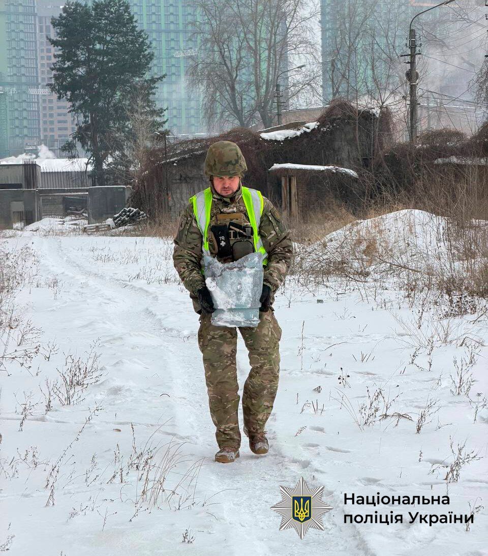 На Левом берегу Киева нашли не детонированную боевую часть ударного российского дрона "Герань-2". Фото и видео