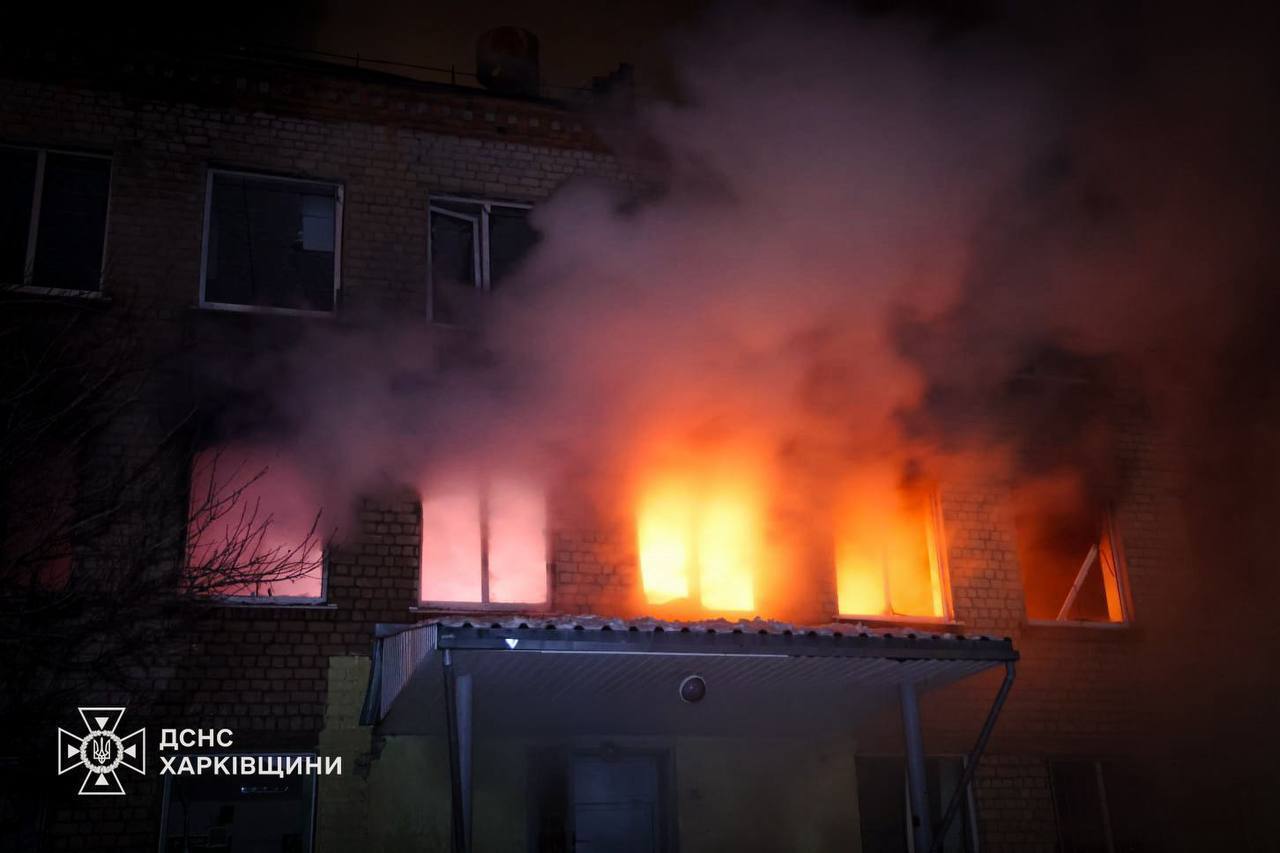 Росіяни обстріляли школу та об'єкти енергетики у Харкові: є постраждалі, 80% області без світла. Фото