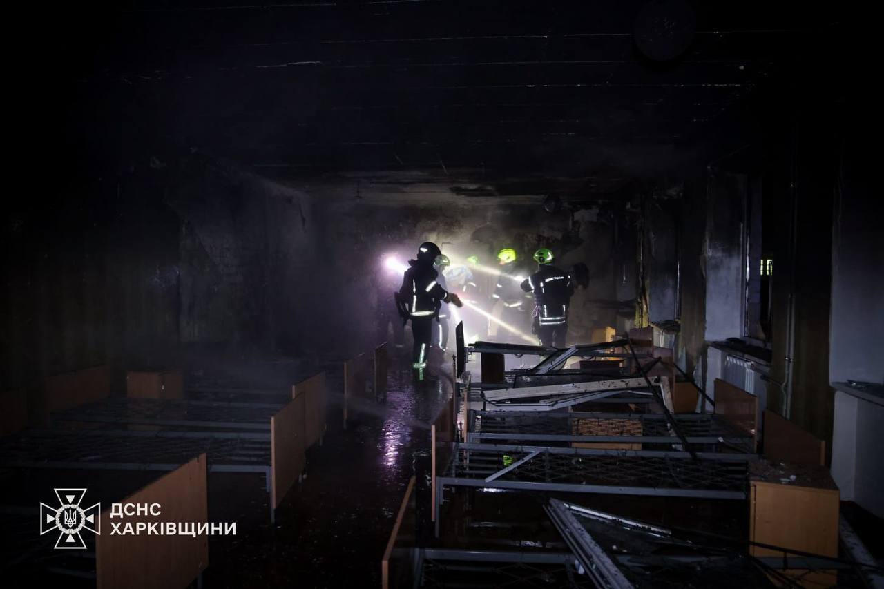 Росіяни обстріляли школу та об'єкти енергетики у Харкові: є постраждалі, 80% області без світла. Фото