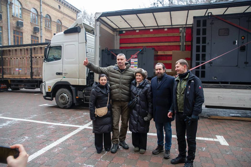 Кличко показал 130 генераторов для Киева, на которые поляки собрали почти 2 млн евро за 10 дней. Фото и видео