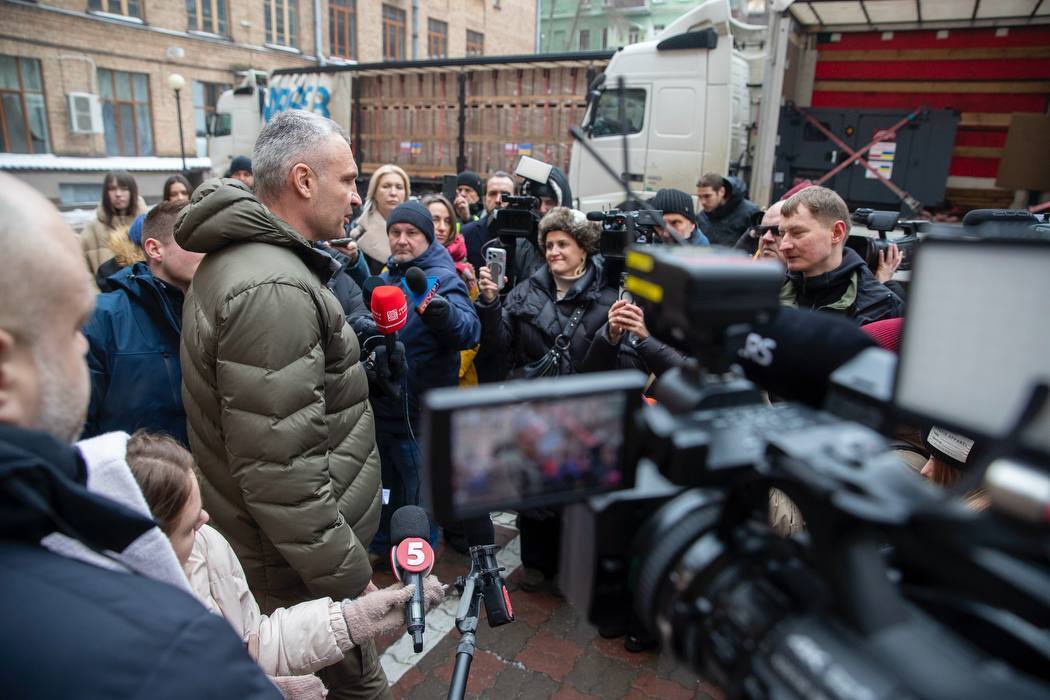 Кличко показал 130 генераторов для Киева, на которые поляки собрали почти 2 млн евро за 10 дней. Фото и видео