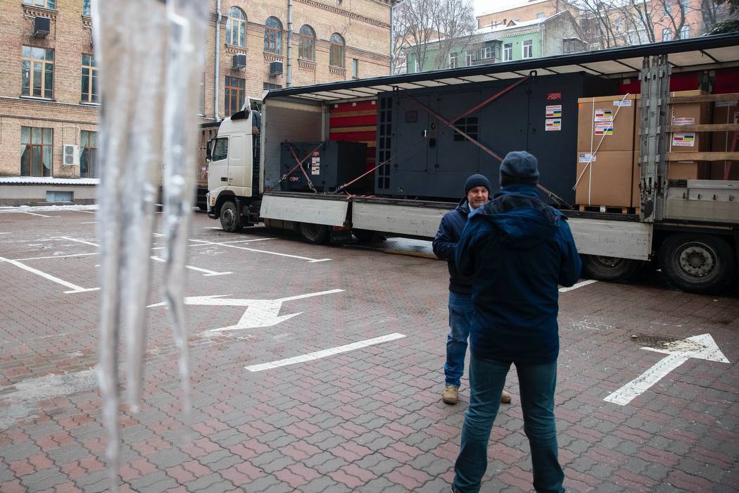 Кличко показал 130 генераторов для Киева, на которые поляки собрали почти 2 млн евро за 10 дней. Фото и видео