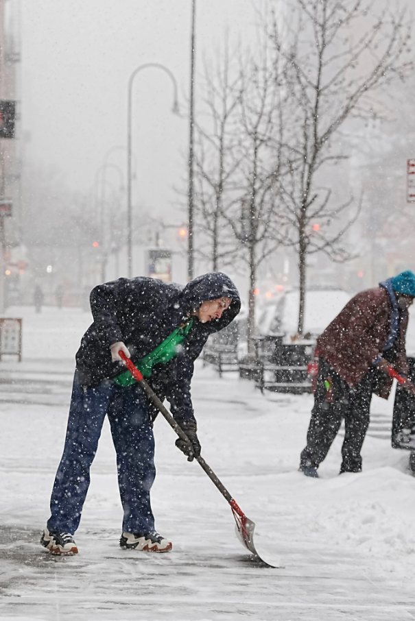 Мощный зимний шторм добрался до Нью-Йорка: в штате ожидают до полуметра снега, объявлено чрезвычайное положение. Фото и видео