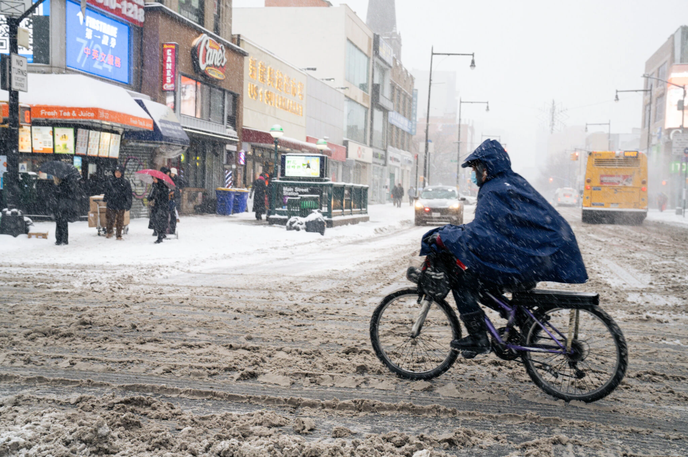 Мощный зимний шторм добрался до Нью-Йорка: в штате ожидают до полуметра снега, объявлено чрезвычайное положение. Фото и видео