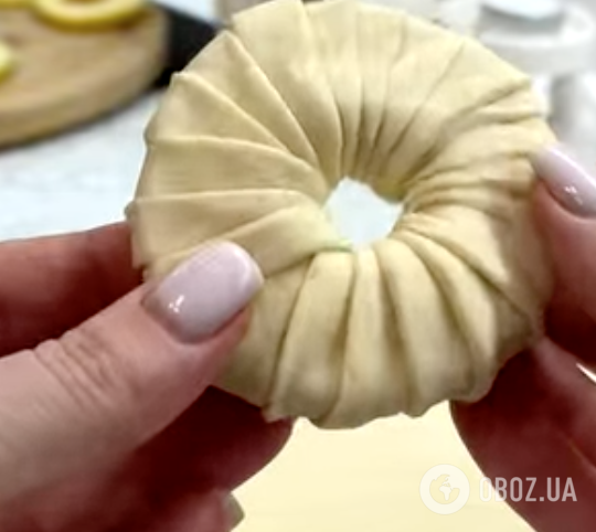 Вкуснее и проще любого пирога: яблочные кольца в слоеном тесте за 15 минут