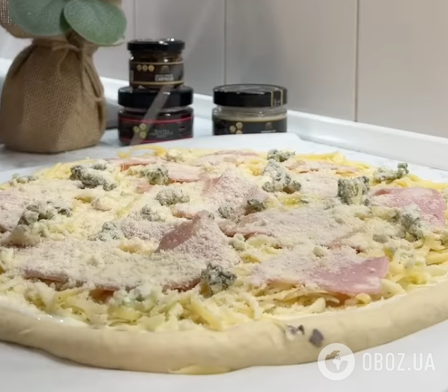 Пишна дріжджова піца з трюфельною сіллю і дуже смачною начинкою: найпростіший рецепт