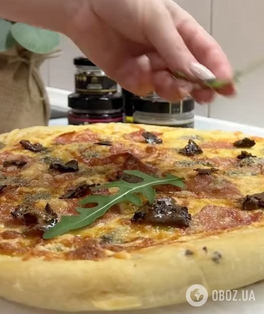 Пишна дріжджова піца з трюфельною сіллю і дуже смачною начинкою: найпростіший рецепт