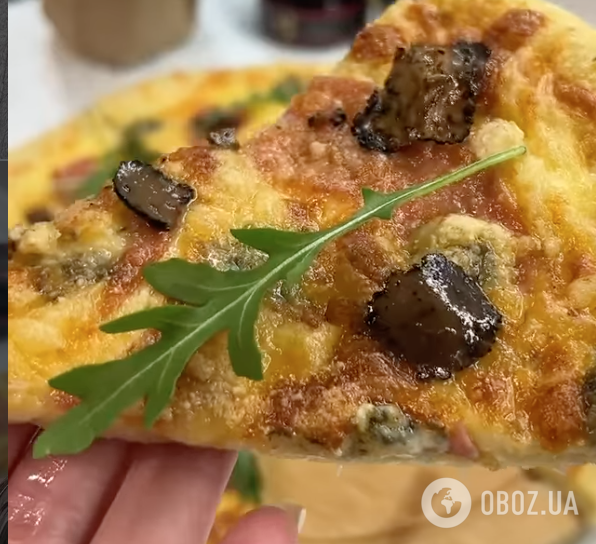 Пишна дріжджова піца з трюфельною сіллю і дуже смачною начинкою: найпростіший рецепт