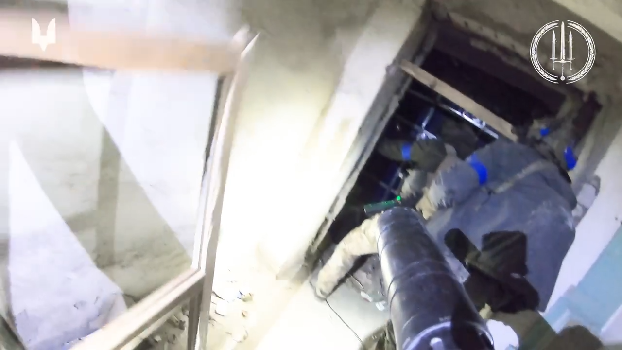 "Сходили в АТБ за окупантами": воїни ССО зачистили загарбників, які тримали позиції в зруйнованому супермаркеті в Куп'янську. Відео