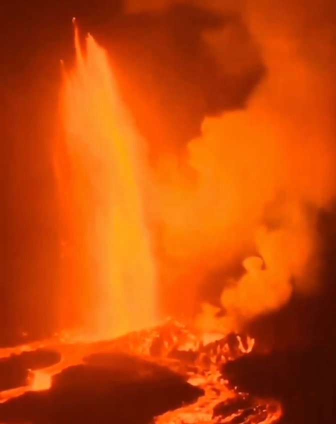 "Фонтаны" лавы достигали 500 метров: на Гавайях произошло извержение вулкана. Видео