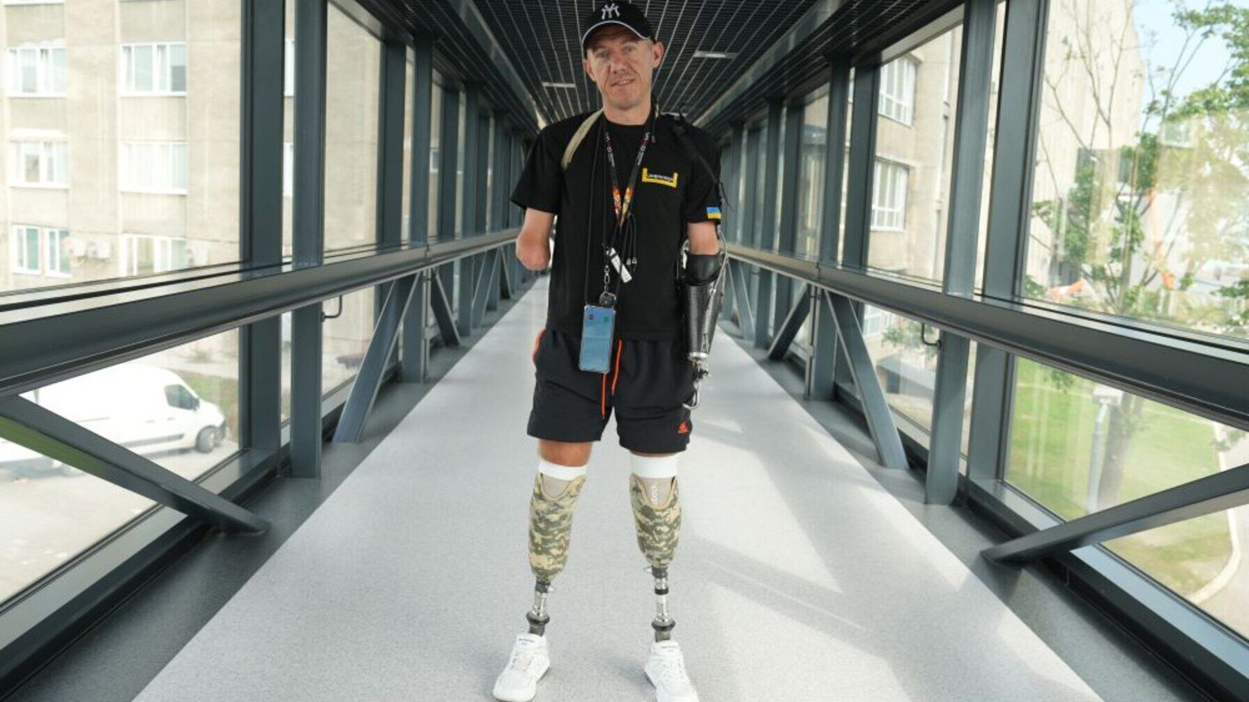 Впервые в Украине: защитник, который потерял на войне четыре конечности, стал на лыжи. Фото и видео