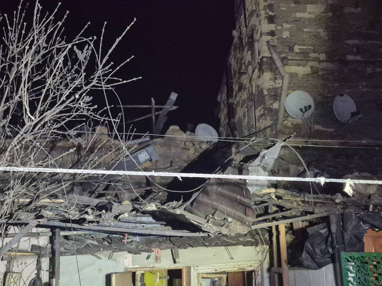 РФ масовано атакувала Одесу дронами: пошкоджено обʼєкт інфраструктури та будинки, постраждали десятки людей. Фото